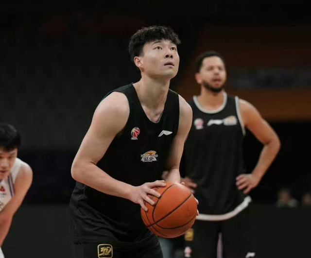 宝威体育-辽宁男篮9分完胜！乌戈拿到2连胜，李晓旭爆发，俞泽辰12分